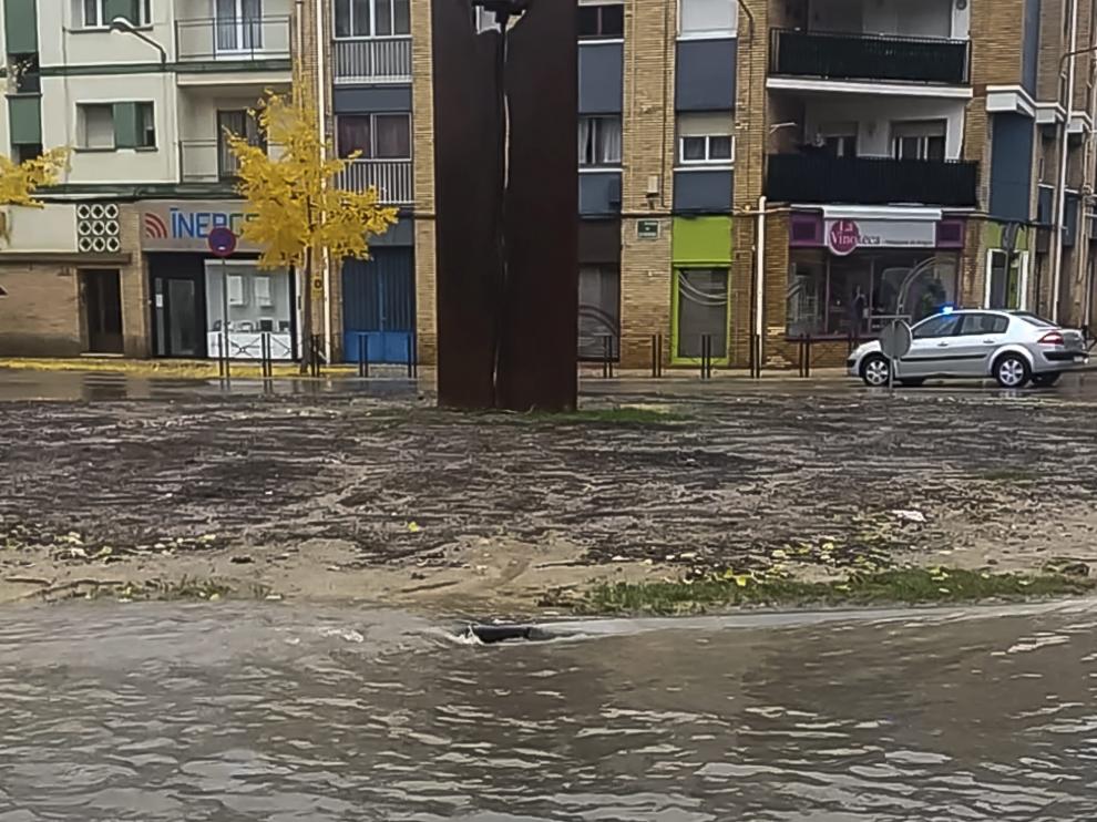 Rotonda de la avenida Monegros de Huesca durante el último episodio de lluvias torrenciales.