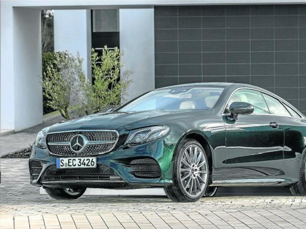 El nuevo E Coupé se ofrecerá en combinación con las líneas de acabado Avantgarde y AMG Line, esta última con detalles distintivos.