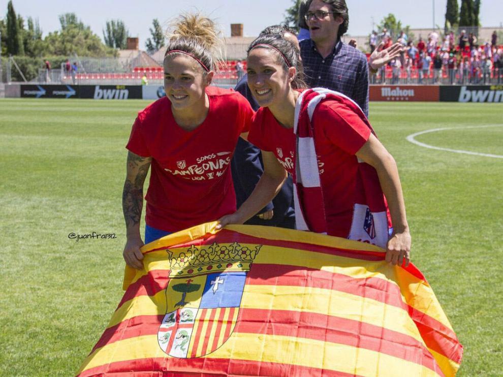 Las aragonesas Mapi León y Silvia Meseguer, posando con la bandera de Aragón.