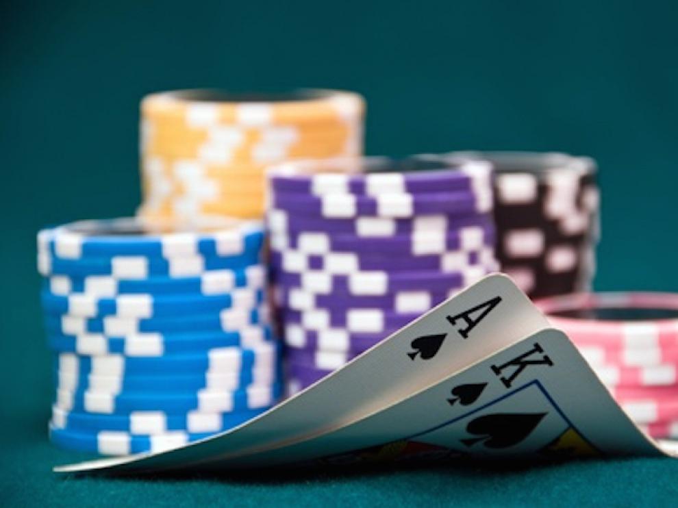 Cartas y fichas en una partida de poker