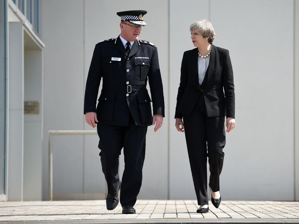 Theresa May junto a Ian Hopkins, jefe de la Policía de Mánchester.