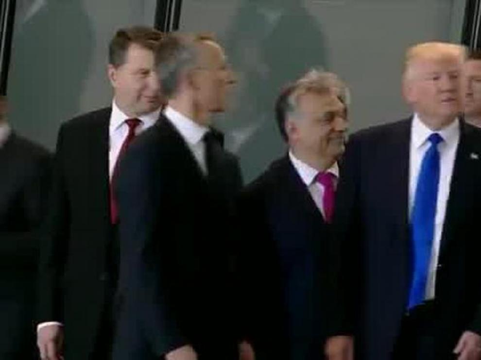 Trump empuja a un primer ministro para estar en primera fila