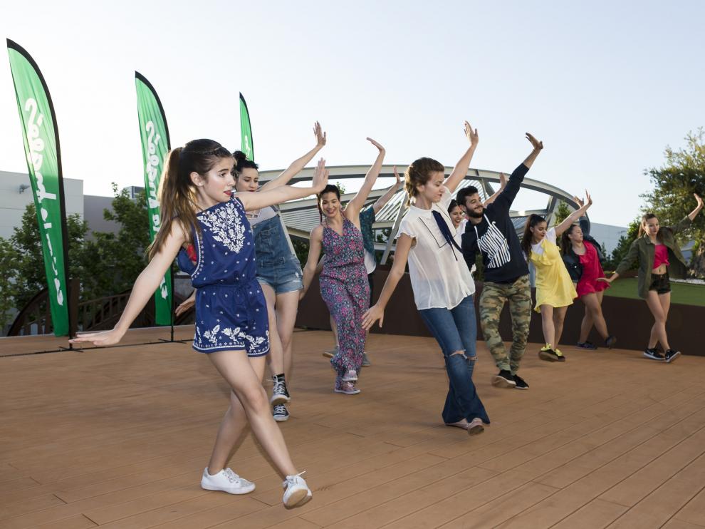 Alumnos de la academia de baile de Virginia Bernabeu, durante una de las coreografías.