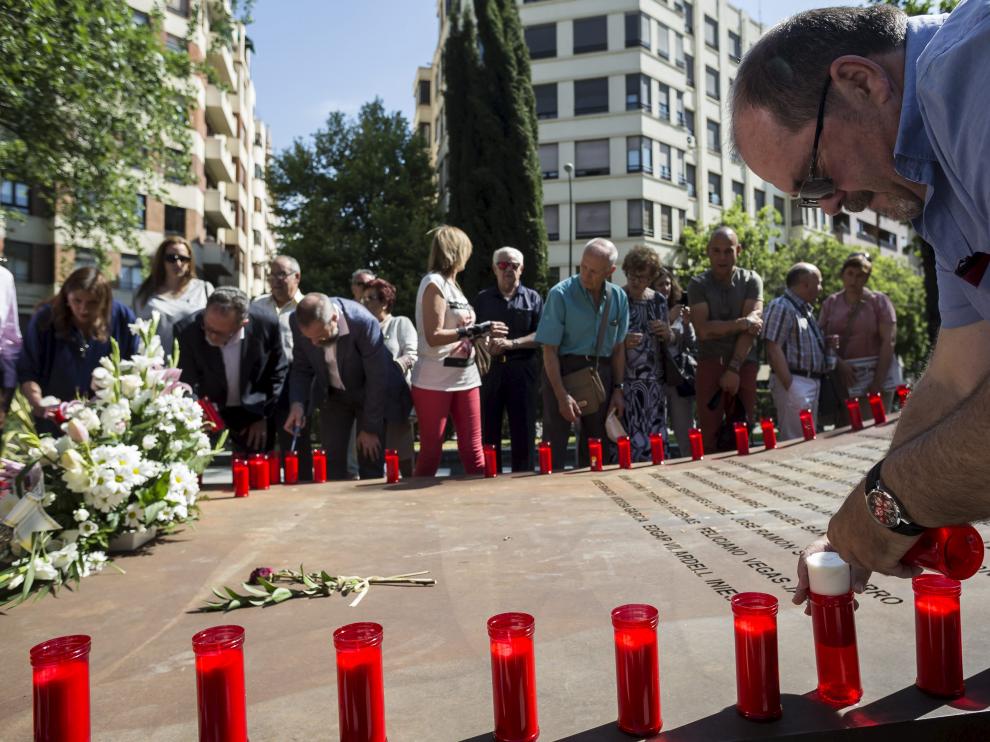 Javier Rubio, tío del fallecido Sergio Saz, coloca velas en el memorial de las víctimas del Yak.
