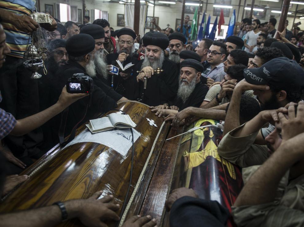 Al menos 28 muertos en un ataque contra un autobús de cristianos coptos en Egipto
