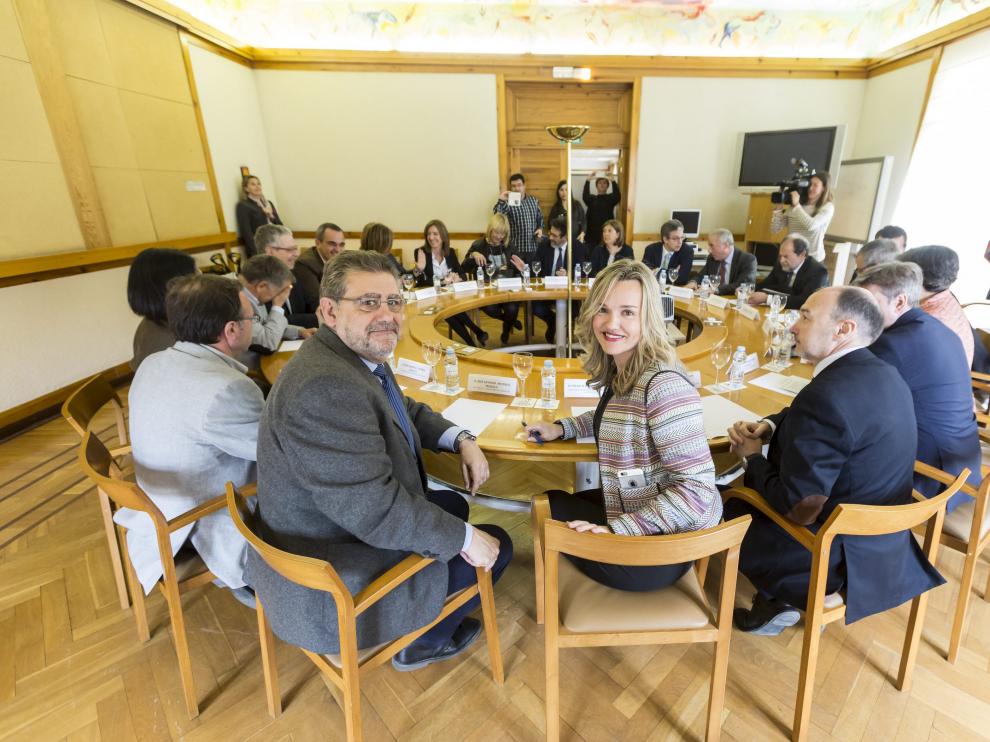 Imagen de archivo de una reunión anterior entre la Universidad y el Gobierno