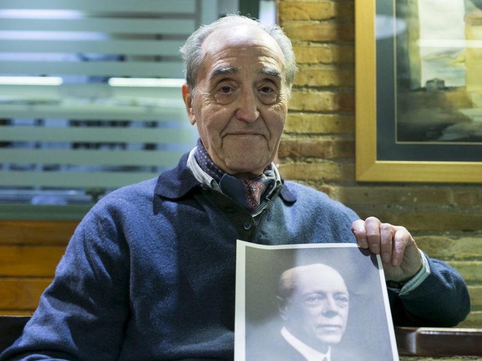 El médico Gonzalo Bayo, con un retrato de su abuelo, el alcalde de Zaragoza Gonzalo González-Salazar