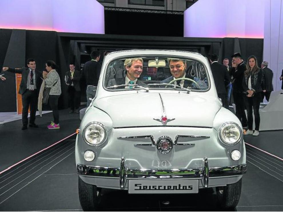 El presidente de Seat, Luca de Meo, al volante de un Seat 600 en el Automobile Barcelona.
