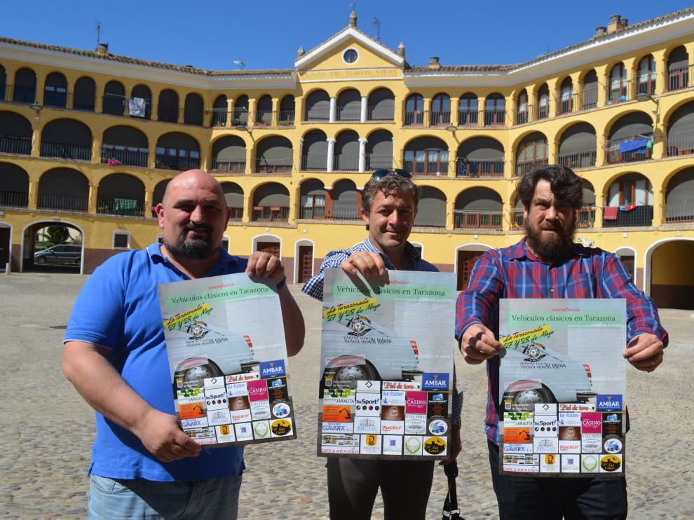De izquierda a derecha, David Mainar, Manuel Moreno y Rubén Rada, en la plaza de Toros Vieja donde se expondrán los vehículos.
