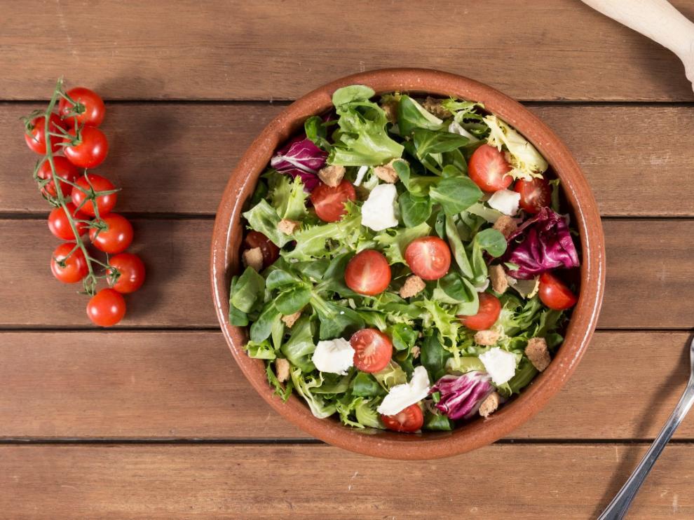 Las ensaladas que compramos ya preparadas pueden tener demasiada sal.