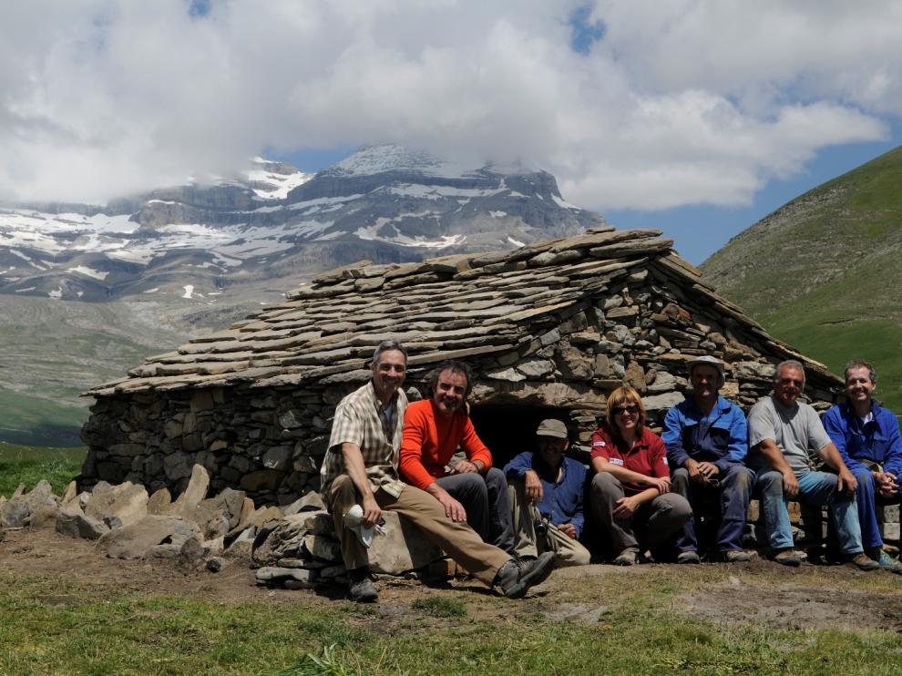 Fin de las obras en la mallata de Carduso de Sesa, en Puértolas, la primera en recibir un grupo de voluntarios para restaurarla.