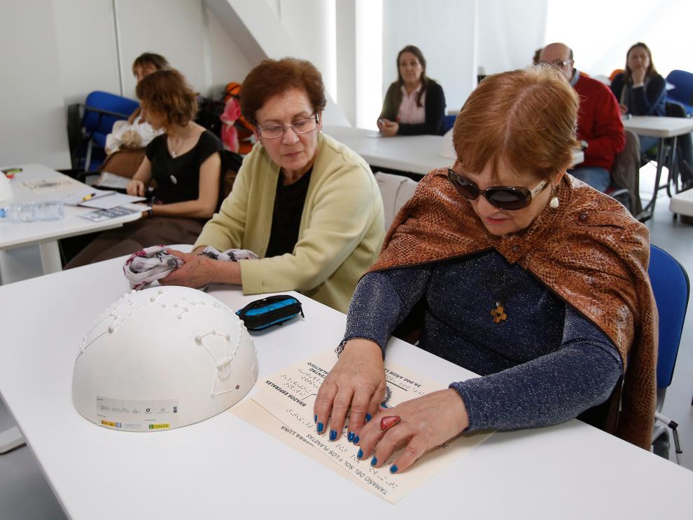 Taller de 'Astronomía accesible' para personas con discapacidad visual