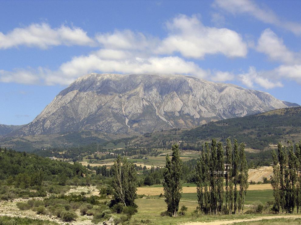 El Turbón desde el Isábena, cerca de Serraduy.