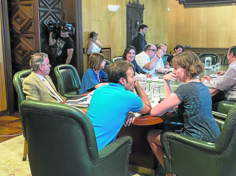En primer plano, Pablo Muñoz y Teresa Artigas, ayer, en la comisión de investigación.
