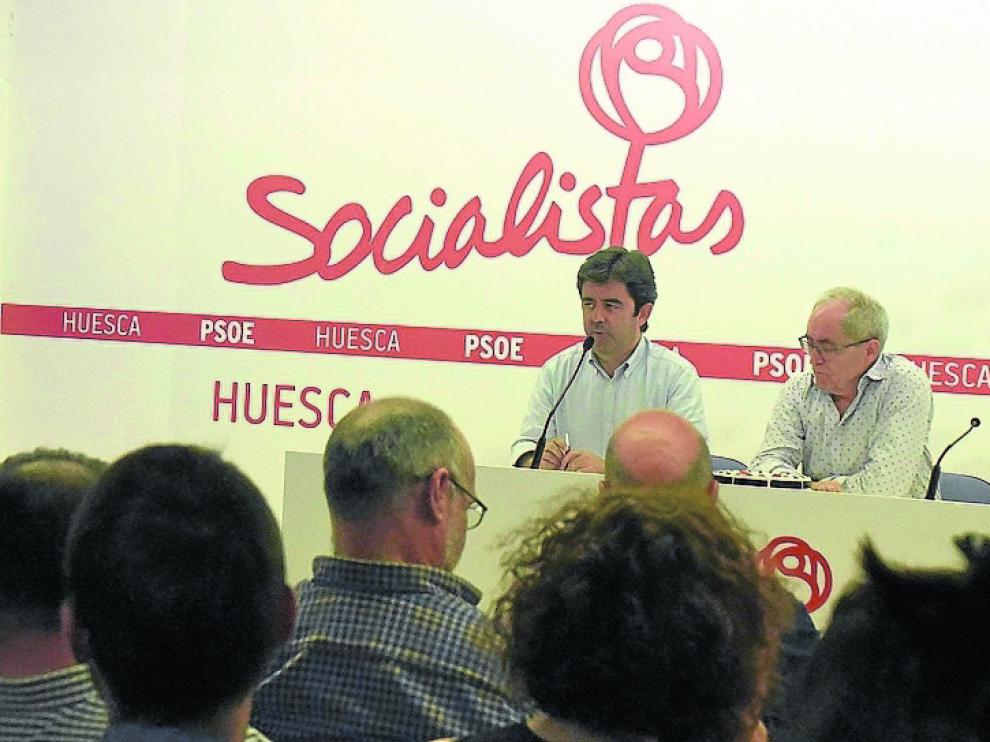 Tensión y división en Huesca. La mayor agrupación de la provincia no logró el consenso que dominó en el resto. Las propuestas de los sanchistas se rechazaron y al final quedaron en minoría, cuando el domingo lograron 52 votos, por 55 de Susana Díaz y 30 de Patxi López.