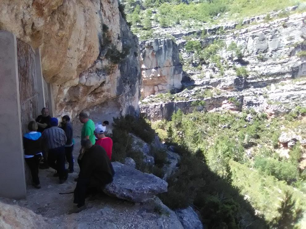 Visita guiada por el Geoparque del Maestrazgo, ante las pinturas rupestres de La Vacada.