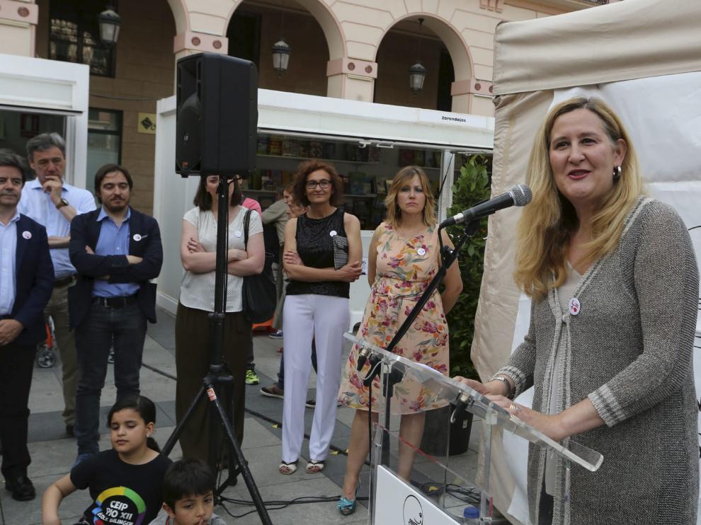 La escritora Luz Gabás inauguró ayer la Feria del Libro de Huesca, que se celebrará hasta el 4 de junio en la plaza López Allué.