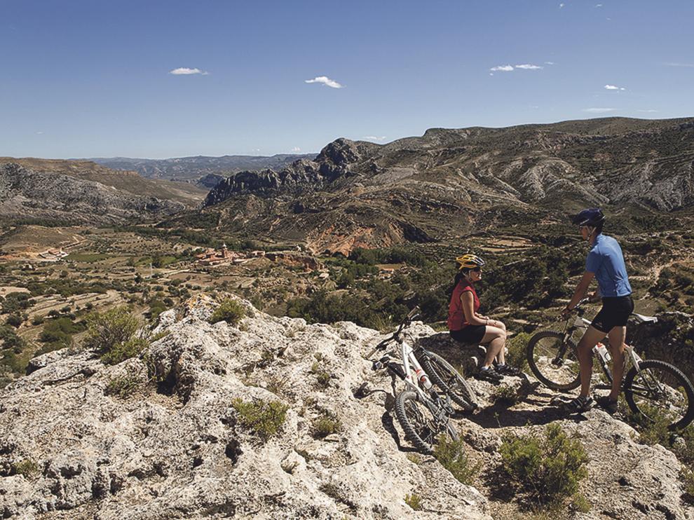 El Centro BTT Maestrazgo tiene en Las Cuevas de Canart (en la imagen, al fondo) uno de sus centros de acogida.