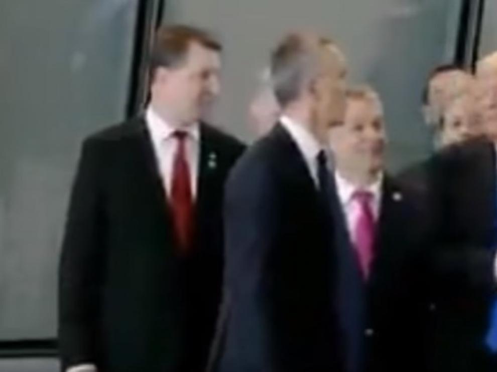 El momento del empujón de Trump