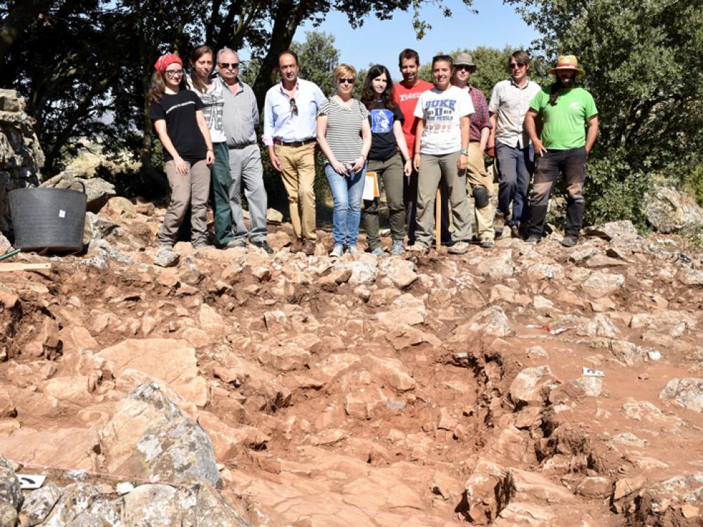 El delegado territorial y el equipo de las excavaciones de Renieblas