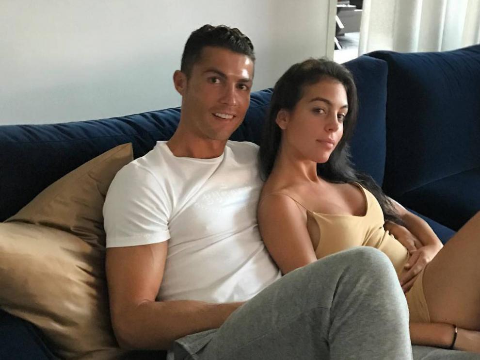 Cristiano Ronaldo y su pareja, Georgina Rodríguez, en la foto publicada por el futbolista en Instagram.
