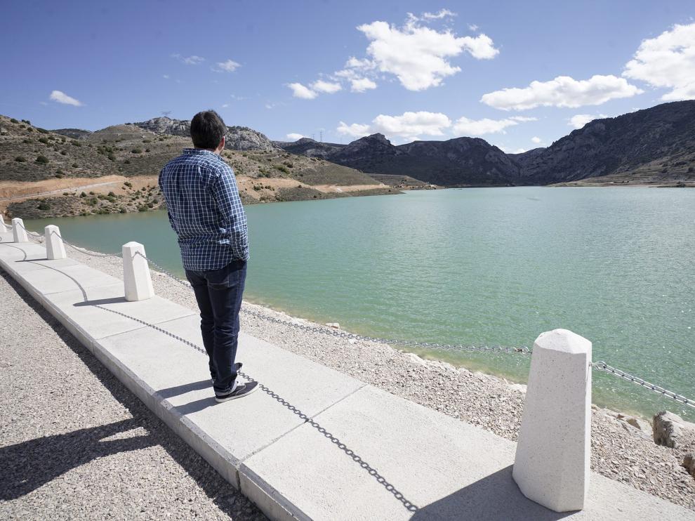El pantano de las Parras en la foto el día de su inauguración fue una de las obras más demandadas por los ayuntamientos de la cuenca minera central con objeto de contribuir al crecimiento industrial de la zona y de cubrir las necesidades de agua de las industrias asentadas en la zona.