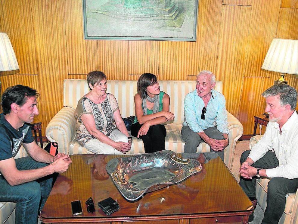 Santisteve (d) conversa con los familiares de David Cañada.
