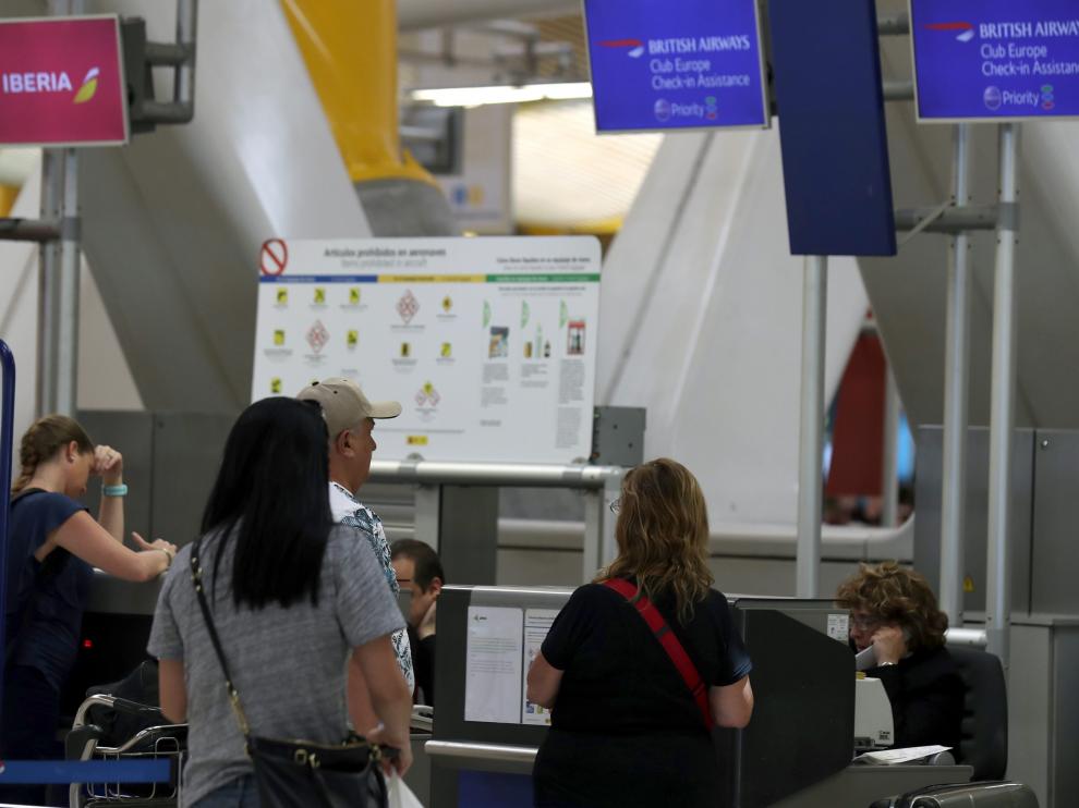 Varios pasajeros se informan en las ventanillas de la compañía en Barajas.