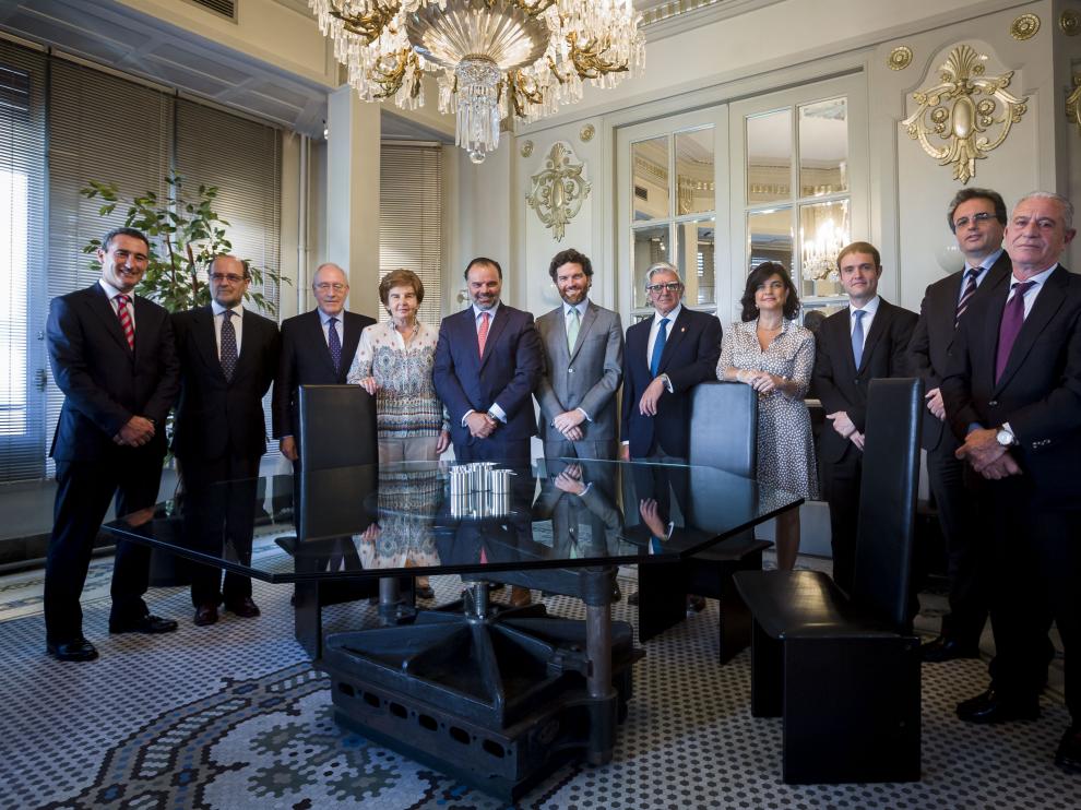Izda.-Dcha.: Fernando Torrescasana, secretario del Consejo; Juan Antonio García de Toledo; Manuel Pizarro; Pilar de Yarza Mompeón, presidenta de Heraldo de Aragón; Fernando de Yarza López-Madrazo e Íñigo de Yarza López-Madrazo, presidente y vicepresidente de Henneo Media; Fernando de Yarza Mompeón, vicepresidente de Heraldo de Aragón; Paloma de Yarza López-Madrazo; Antonio Martínez; Francisco Serrano, y Jesús Barreiro.