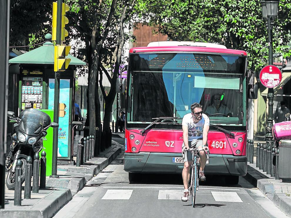 Un ciclista circula por la calle de Don Jaime Icon un vehículo de la línea 39 a sus espaldas.