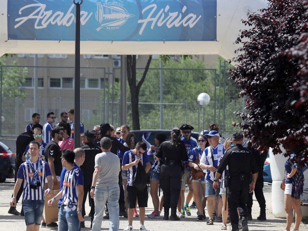 Los aficionados del Alavés, en la Fan Zone de Madrid.