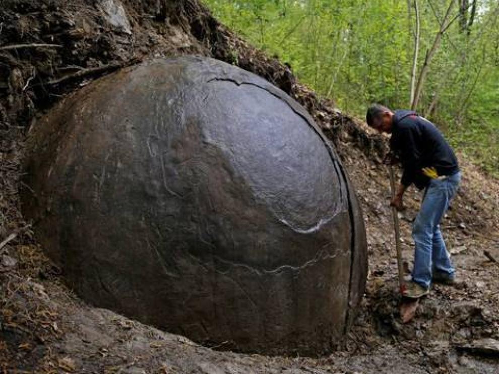Una enigmática roca redonda en Bosnia se convierte en un imán para turistas
