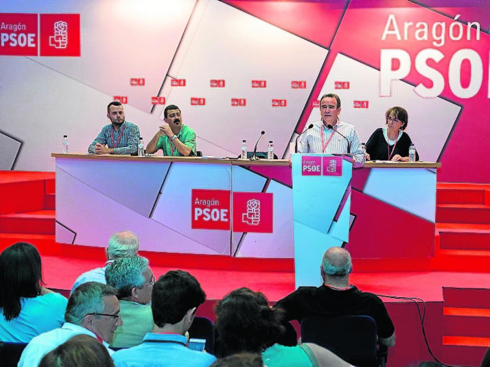 Tensión en Zaragoza. El congreso aprobó una lista de 14 afines a Lambán, 14 sanchistas y 1 partidario a Patxi López. La lista se pactó después de que Susana Sumelzo amagara con presentar una lista alternativa.