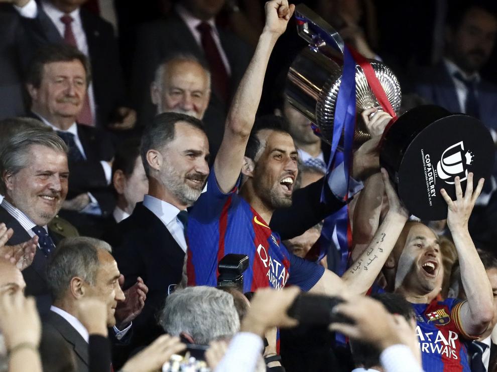 El Rey y el ministro de Educación aplauden a los jugadores de FC Barcelona tras lograr la Copa del Rey.