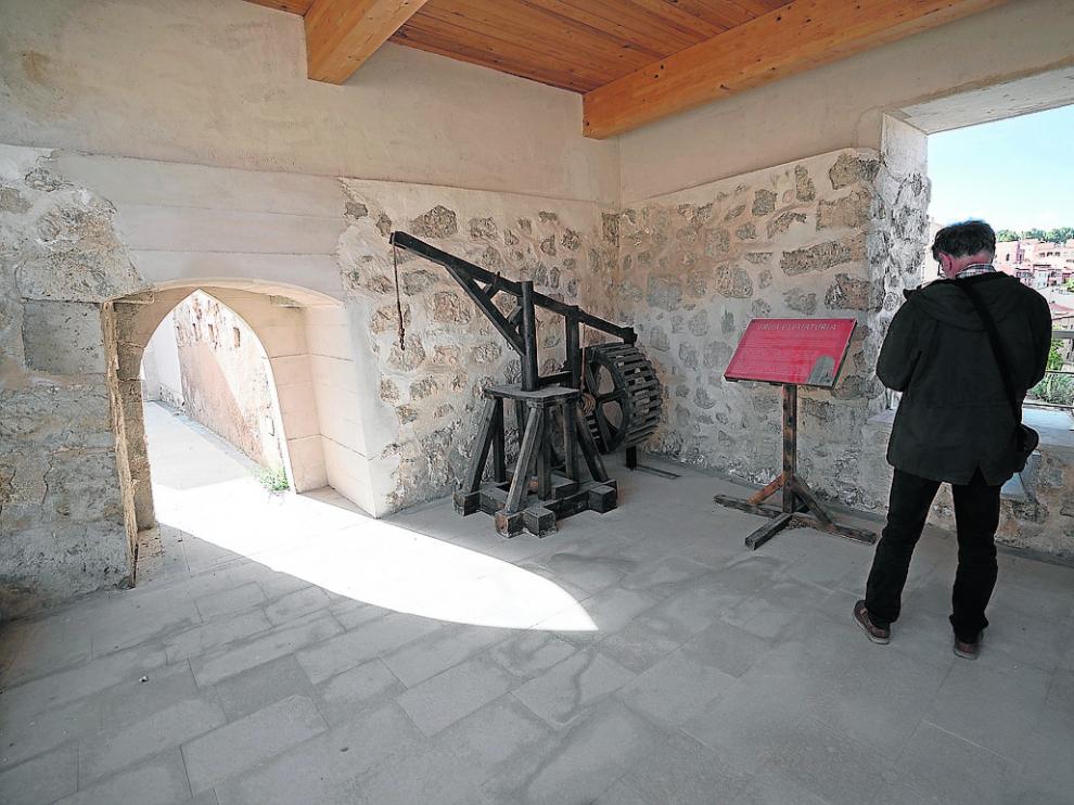 En el torreón se muestran réplicas de máquinas de asedio a escala real.