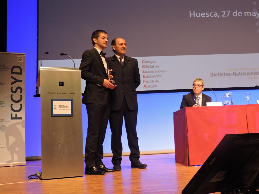 José Luis Pérez Lasierra recoge el Discóbolo en miniatura que premia al mejor expediente en Ciencias del Deporte.