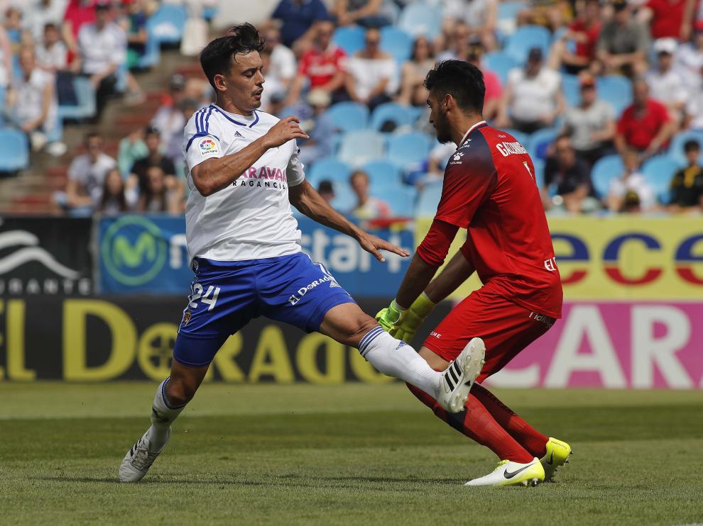 Edu Bedia pugna por un balón en el partido del Zaragoza ante el Rayo Vallecano.