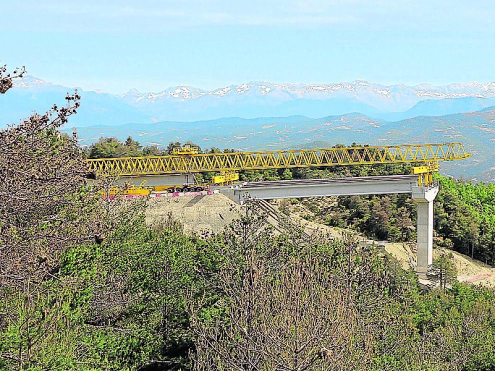 Viaducto sobre el barranco de Fontanal, uno de los tres del tramo Caldearenas-Lanave y el más largo (465 metros) de Monrepós.