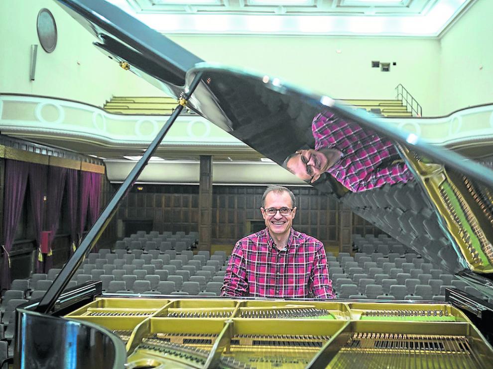 Julio Escartín, con su piano, en la sala Moncayo, el salón de actos del instituto Miguel Catalán.