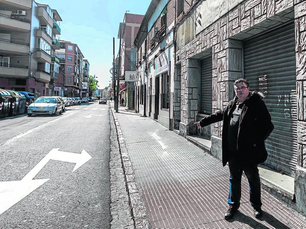 Manuel Clavero, en el tramo de la calle de Antonio Leyva que se renovará este año.