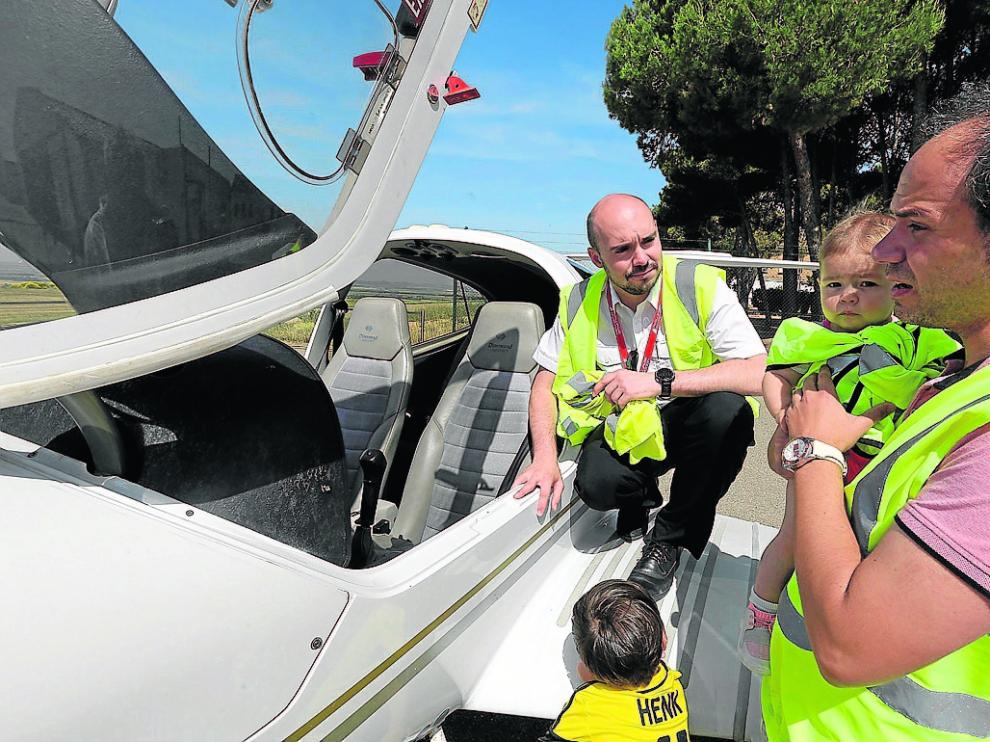 Enrique Puértolas fue con sus hijos a interesarse por los cursos de Airways Aviation.