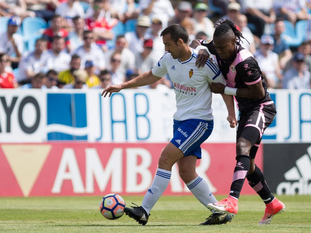José Enrique pugna con Manucho en el Zaragoza-Rayo de este domingo.