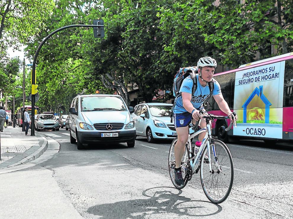 Un ciclista se acerca al puente de la avenida de América, donde se mejorarán las conexiones.
