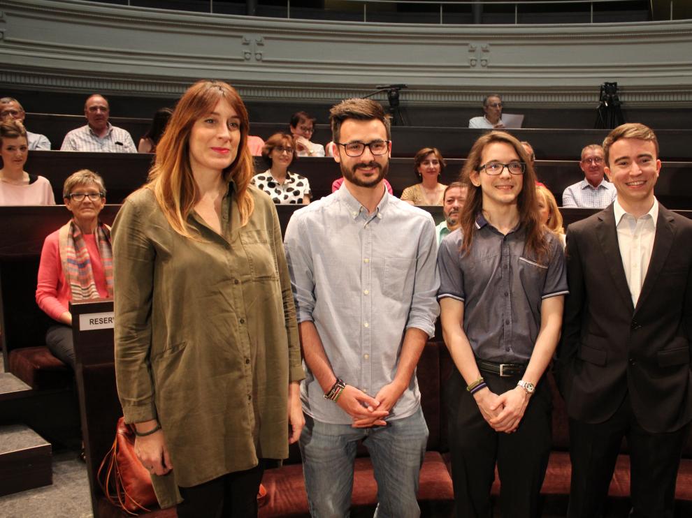 Parte de los alumnos galardonados: Irma Inaz Monterde, Héctor García Cebollada, Pablo Lanaspa Ferrer y Pablo Riega Begué.