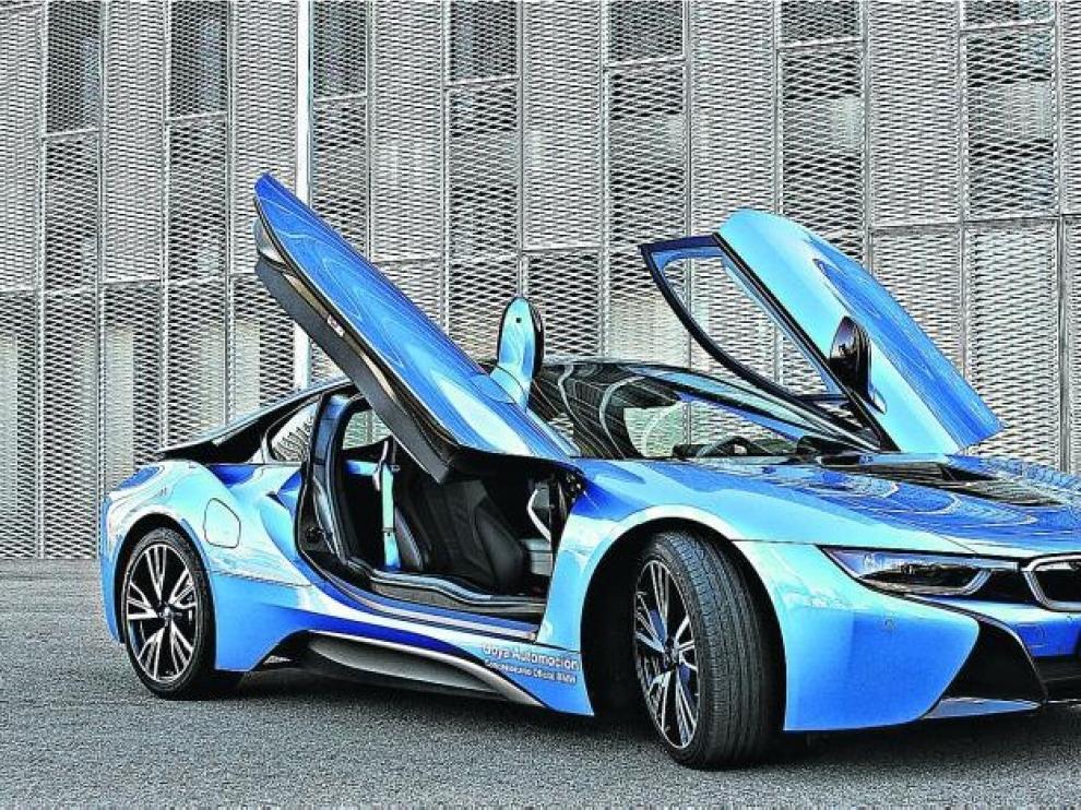 Puertas basculantes, líneas aerodinámicas, y atractivas combinaciones de colores. El i8 roba miradas allá donde pasa.