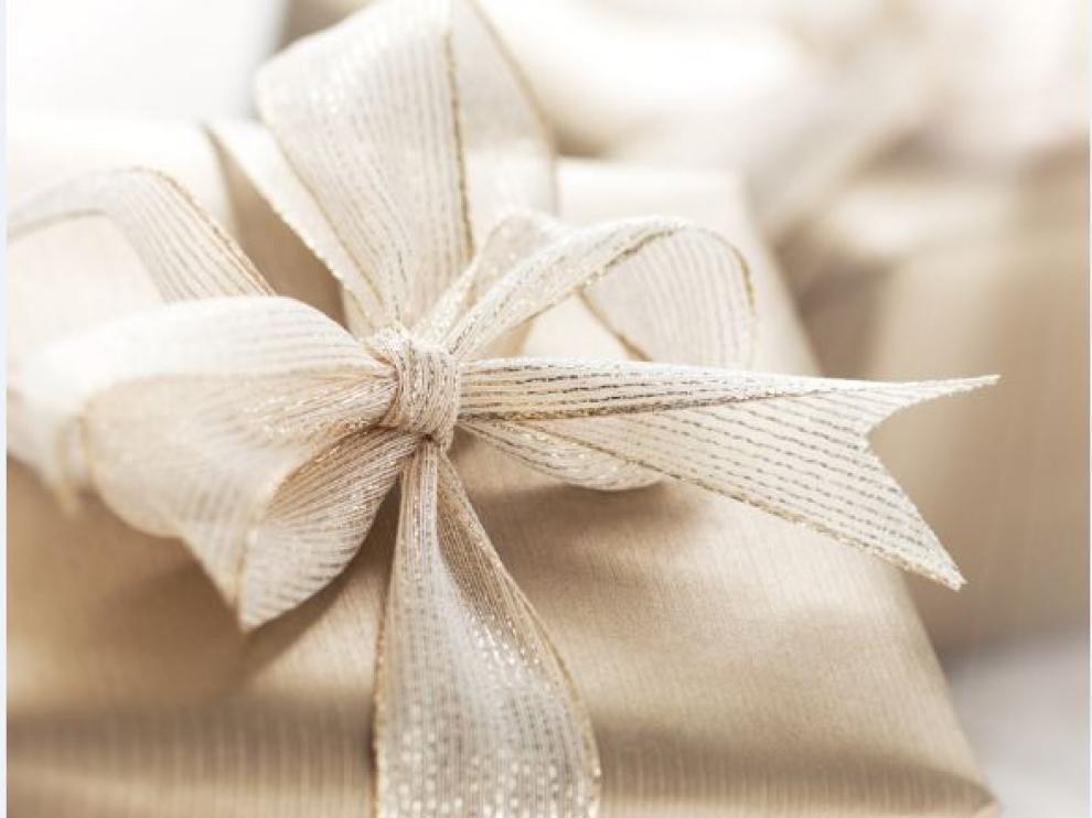Los regalos de boda de dinero, sobre todo del grupo de amigos de los novios, suelen tener un pequeño componente de broma.