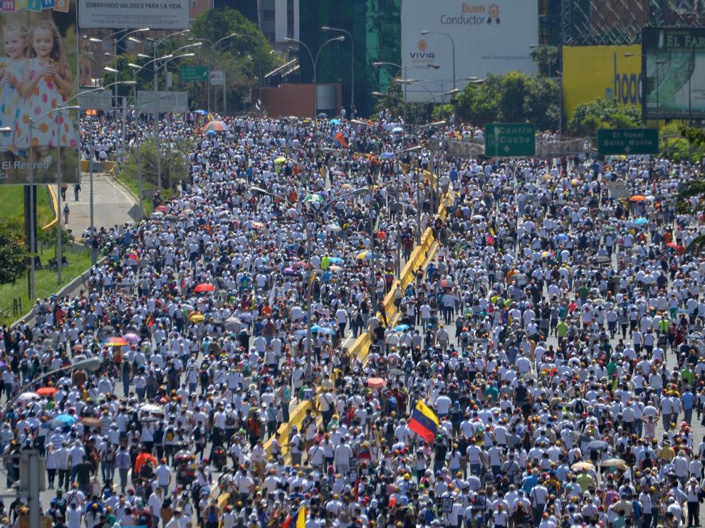 La policía dispersa con gases lacrimógenos una nueva marcha opositora en Caracas.