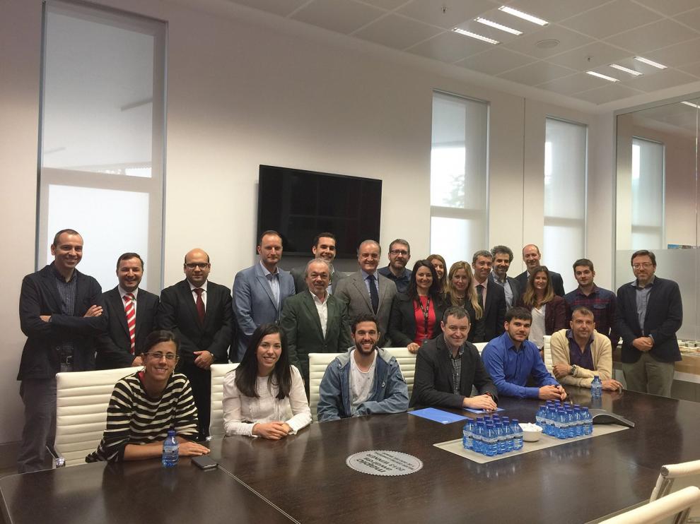 Los jóvenes directivos del programa visitando a a Eva Marín, gerente de Puerto Venecia.