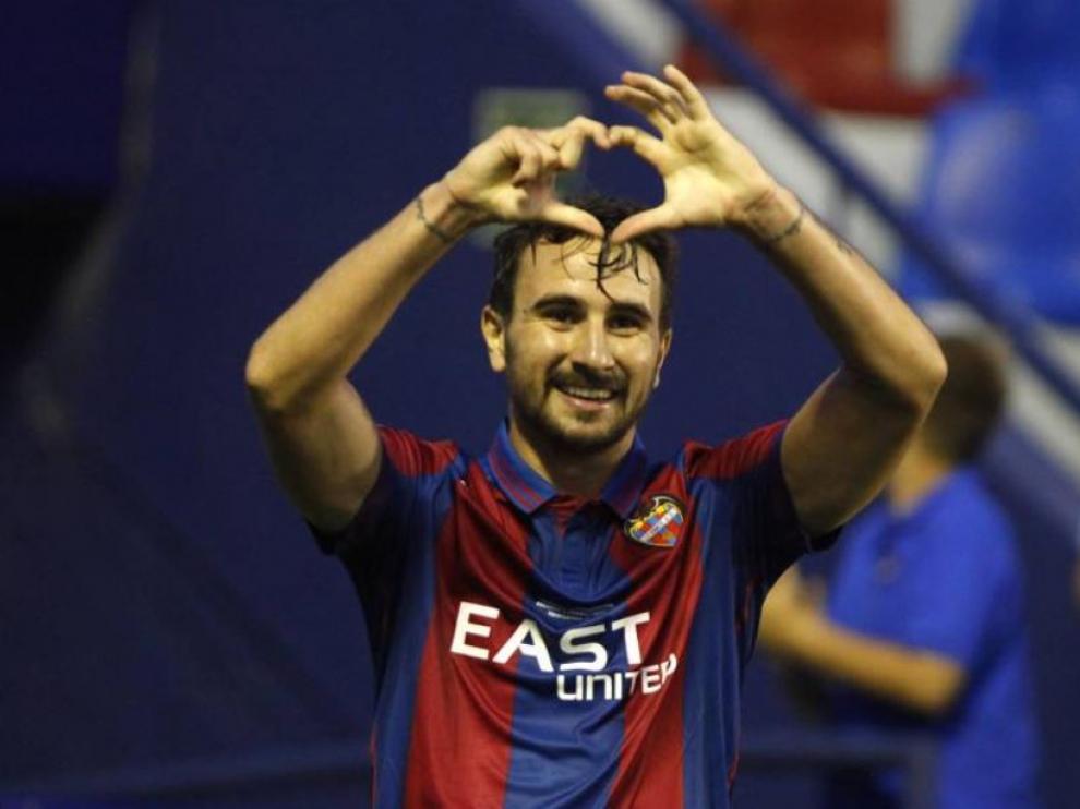 Juan Muñoz, delantero del Levante y ex del Real Zaragoza, en la celebración de uno de sus dos goles el pasado sábado al UCAM Murcia.