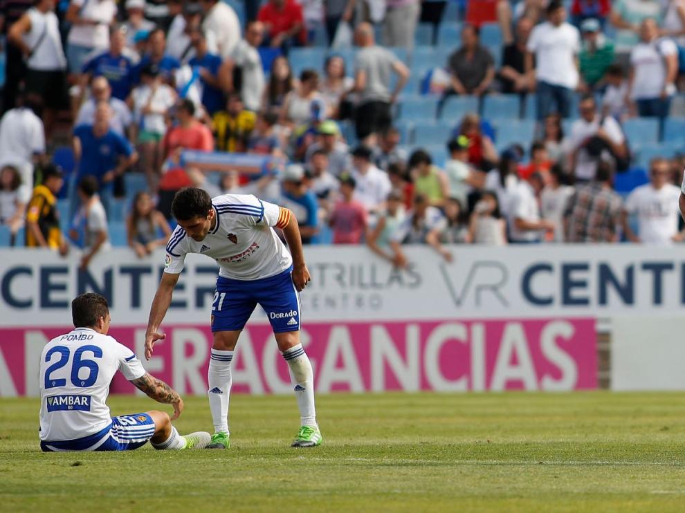 Zapater, Pombo, Feltscher y Edu García, desolados, a la conclusión del último partido entre el Real Zaragoza y el Rayo Vallecano en La Romareda.